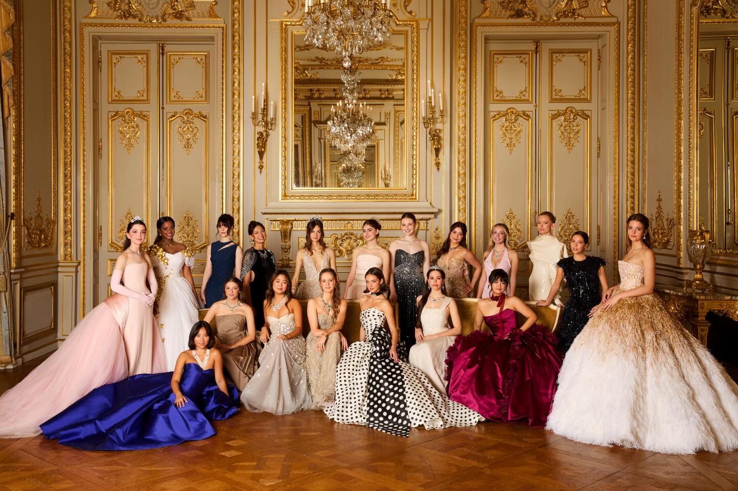 Da neta de Carolina Herrera às descendentes da realeza. Tem de ver os looks das debutantes do Le Bal 2025