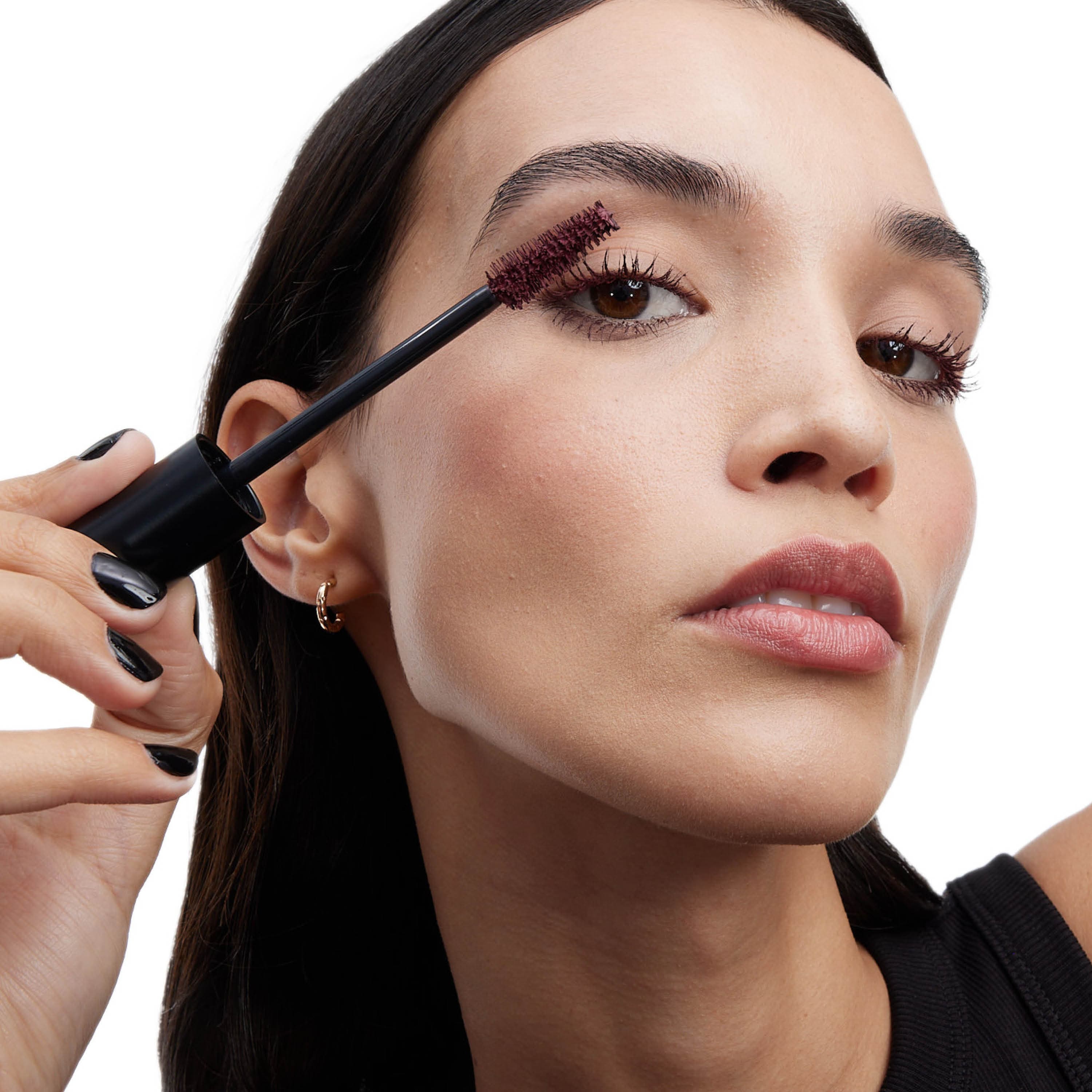 Esta máscara icónica tem um novo tom bordô, que promete pestanas super volumosas e festivas