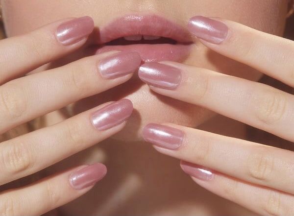 Unhas peroladas são a solução para quem quer brilho sem exageros. Inspire-se nestas 14 manicures