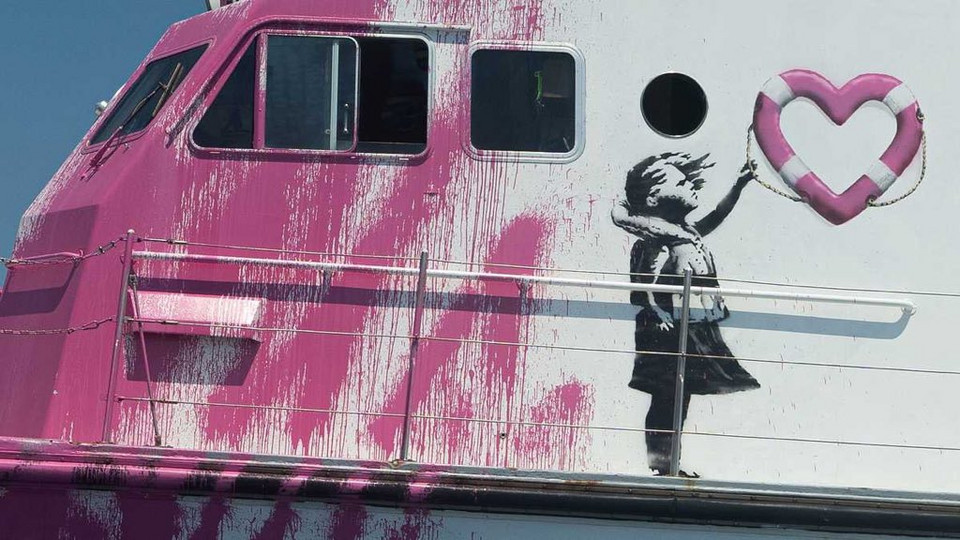 Embarcação financiada por Banksy resgatou 219 migrantes — e pede ajuda urgente