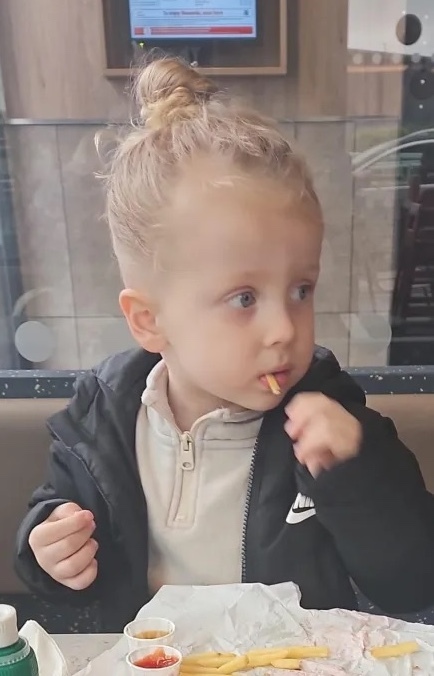 Menino de 3 anos é obrigado a cortar cabelo para ir à escola. Mãe diz que parece “campo de concentração”