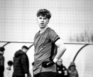 Jogador de futebol de 19 anos morre em acidente de viação. Ia ao aeroporto buscar familiares para o aniversário da avó