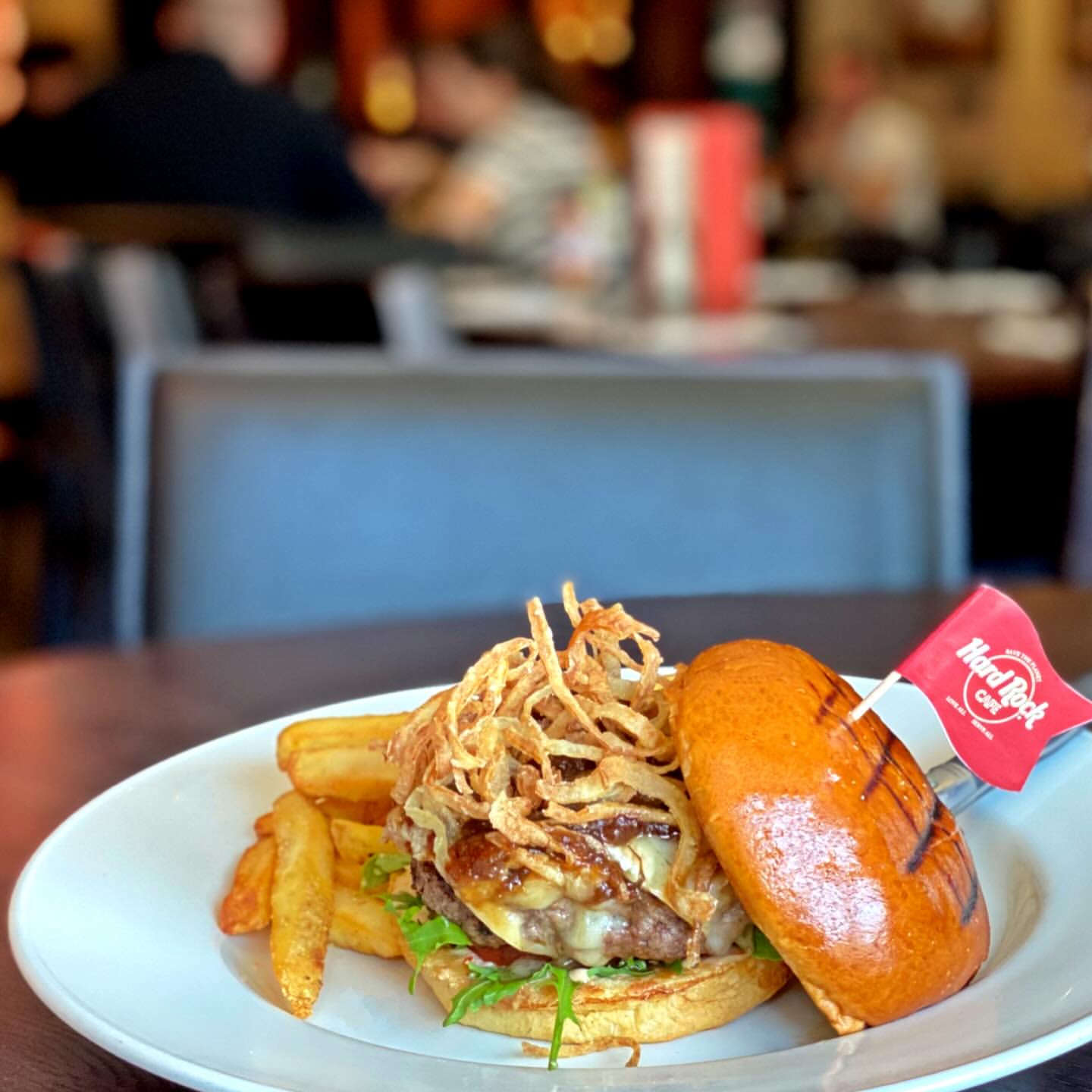 Já provámos o hambúrguer com que o Hard Rock Cafe Lisboa quer ganhar a competição de melhor do Mundo