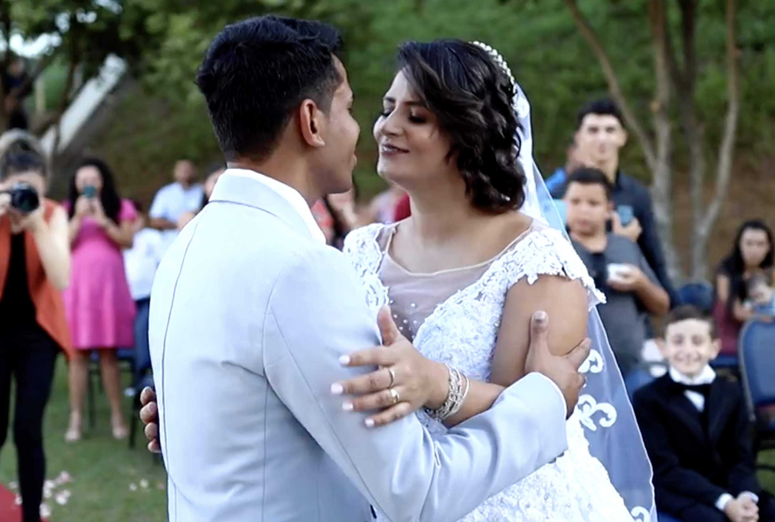 Rafael organizou o casamento de surpresa no jardim do hospital onde a mulher está a lutar contra um cancro