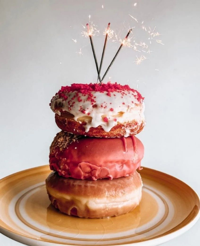 Estes donuts gulosos estão de parabéns, mas o nosso estômago é que vai bater palmas com os sabores