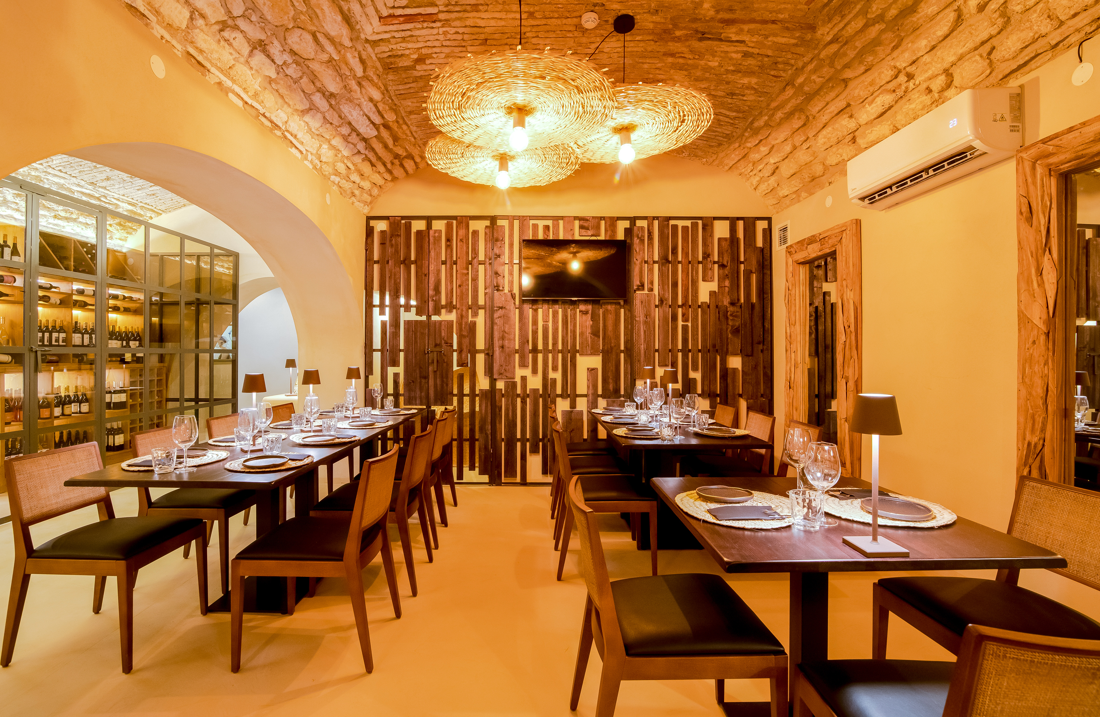 Cestos ou comida? Os dois. No novo restaurante de Olhão, há arte do teto à mesa