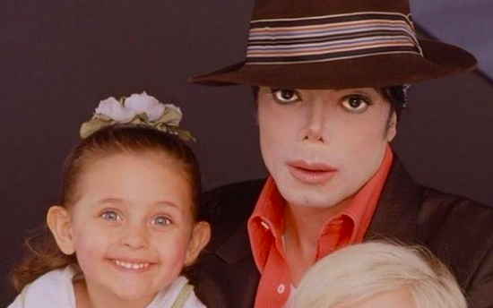 Filha de Michael Jackson partilha fotografia de infância com o pai e os irmãos. Veja a imagem