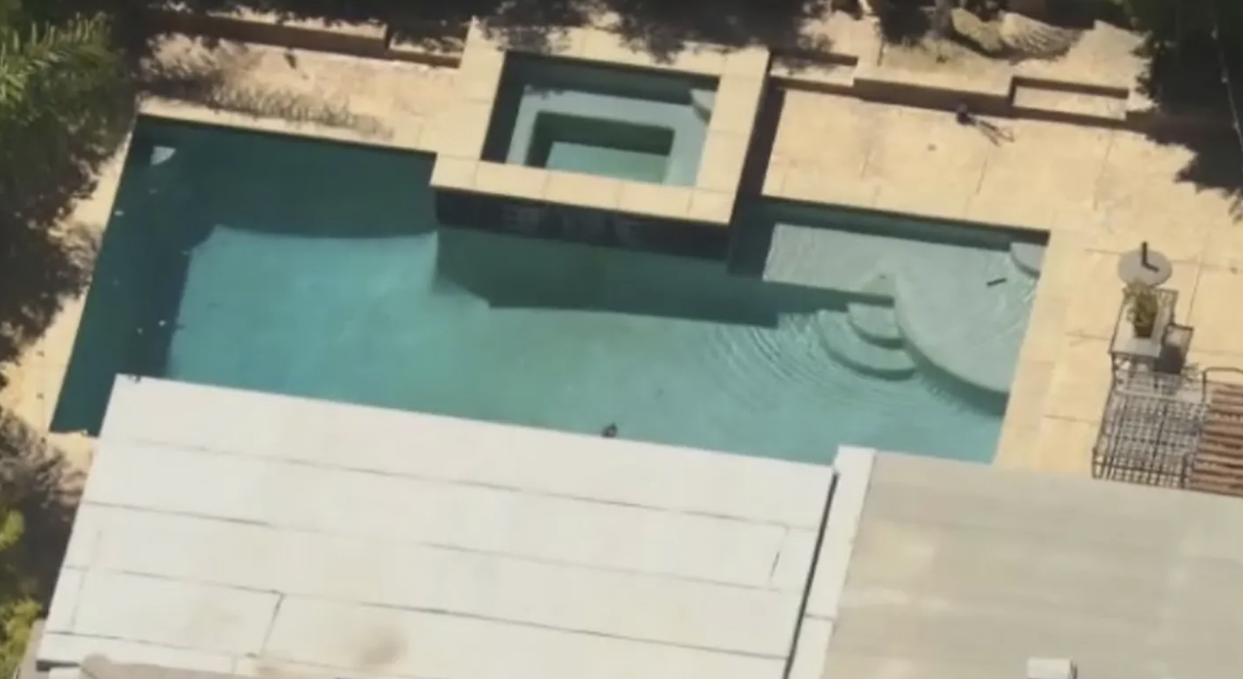 Gémeos de 4 anos afogam-se na piscina de casa. Um morreu e o outro está em estado crítico