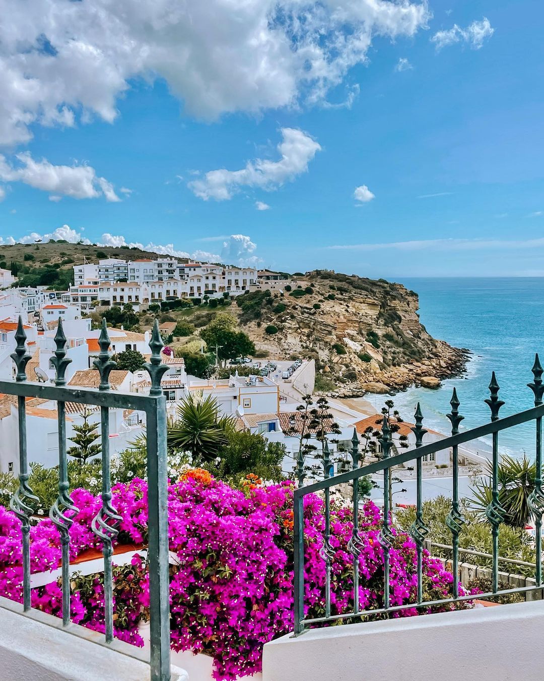 Esta vila secreta em cima da praia é considerada a Santorini portuguesa. Perceba porquê