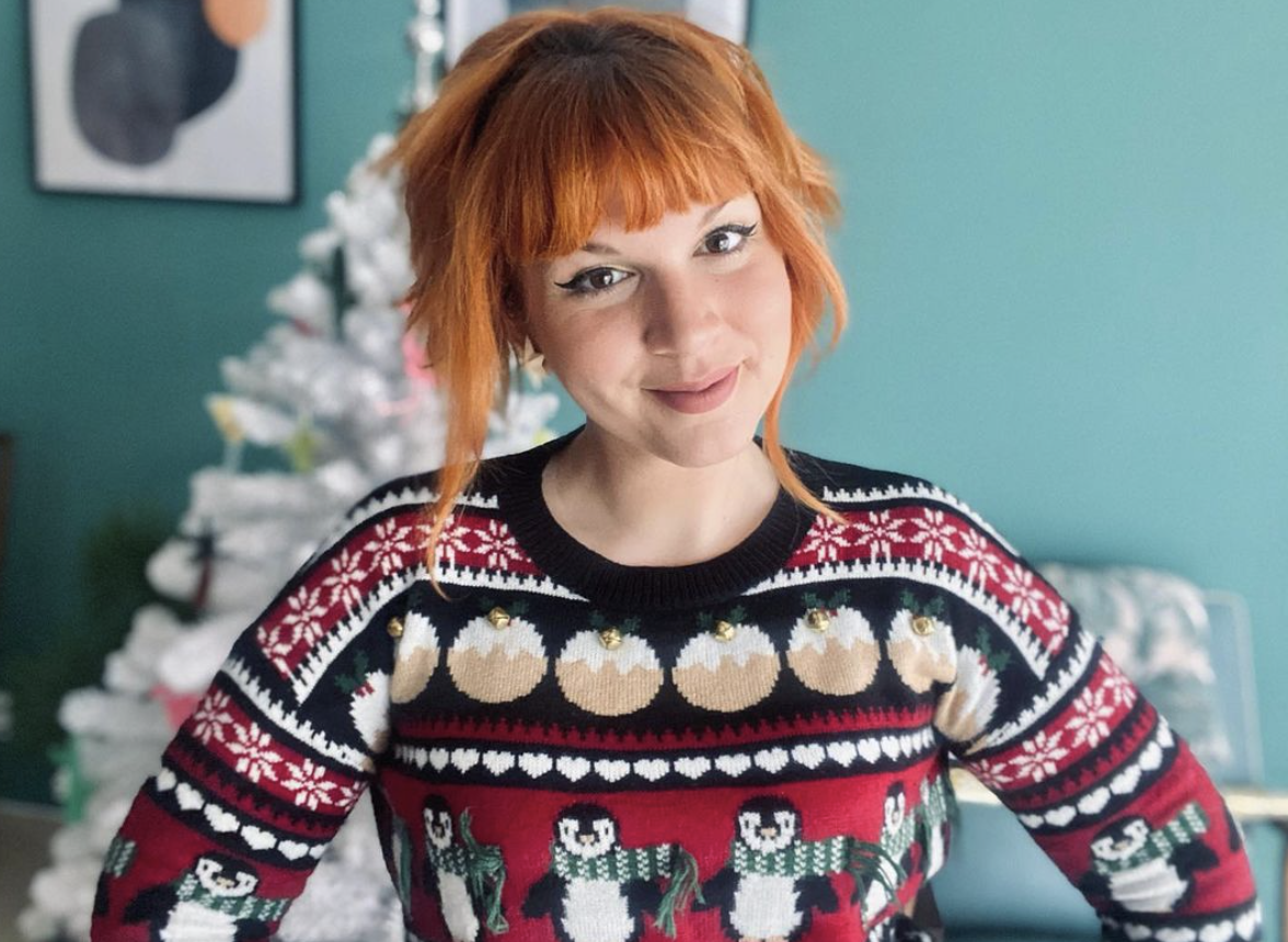 Mariza Seita tatua (gratuitamente) mamilos em sobreviventes de cancro da mama