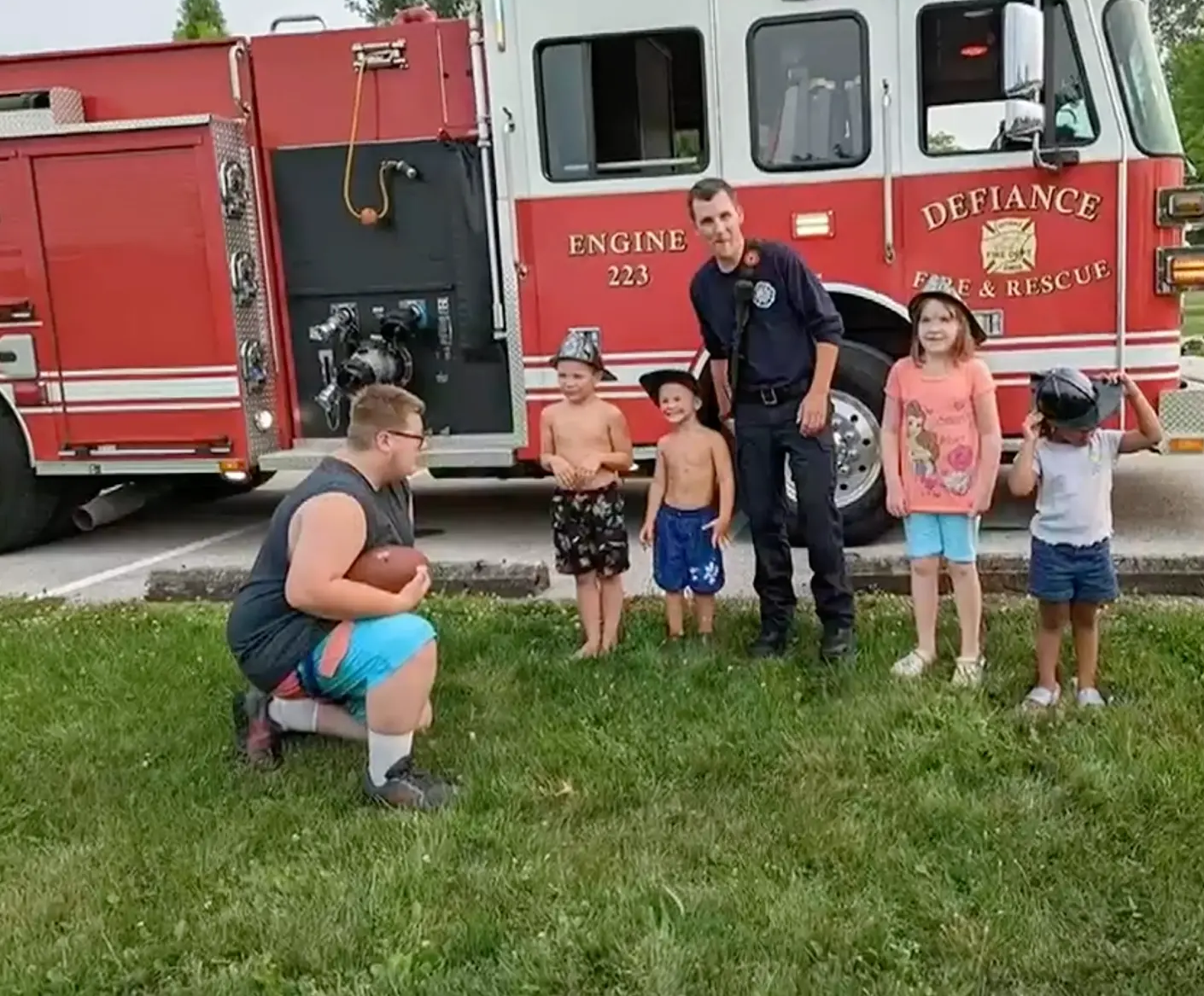 Dezenas de estranhos vão a festa de aniversário de 2 crianças depois de os convidados não aparecerem