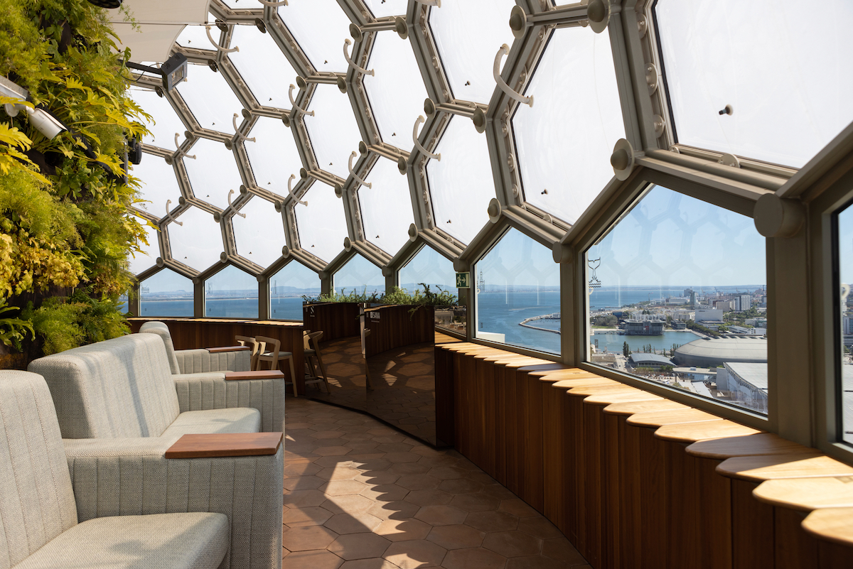 Torre Vasco da Gama. Já pode subir ao edifício mais alto de Portugal e apreciar a vista enquanto bebe um cocktail