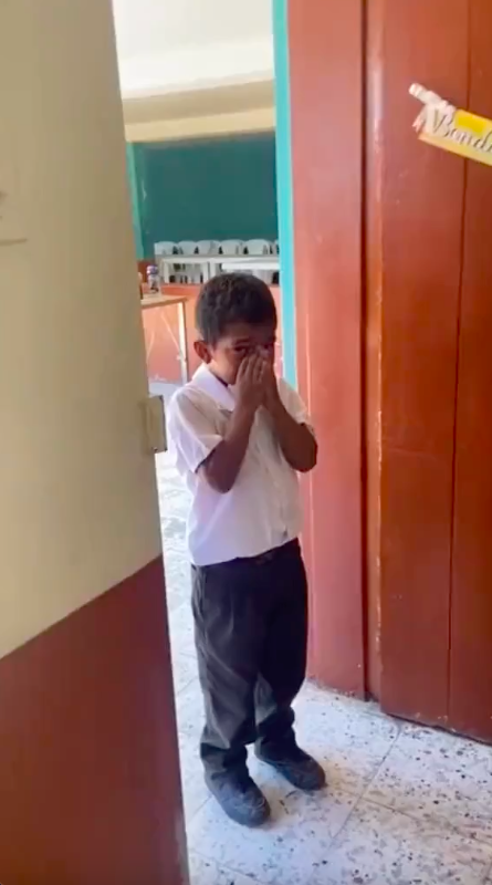 Menino que nunca tinha tido uma festa de aniversário foi surpreendido pelos colegas. Veja a reação neste vídeo