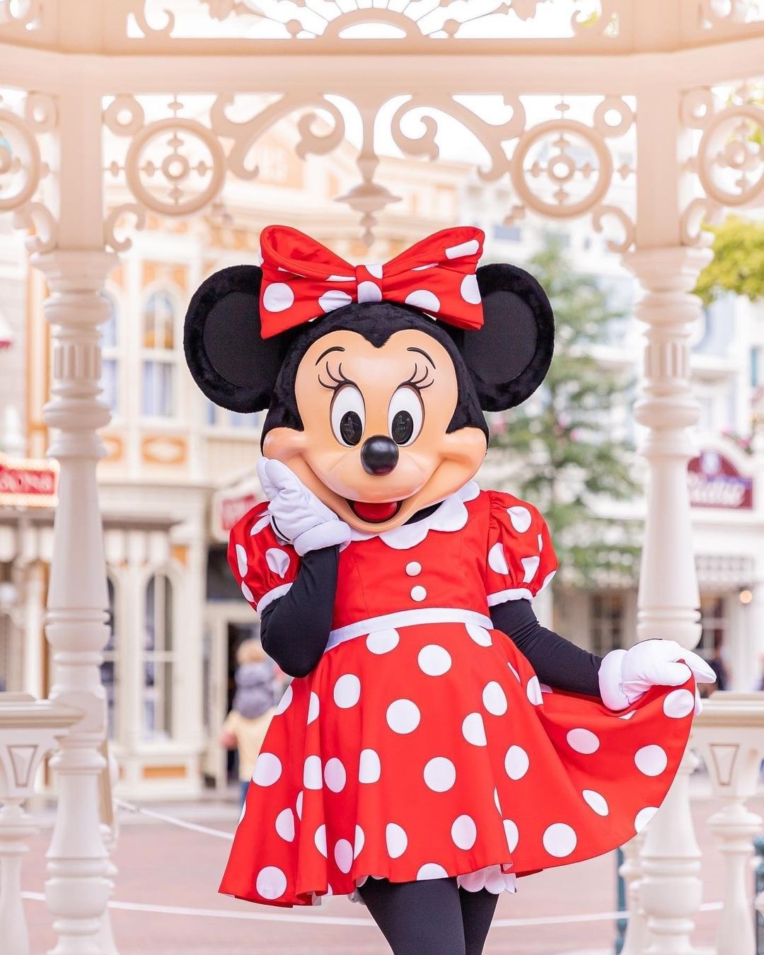 Pela primeira vez na história, Minnie troca o icónico vestido vermelho por calças e blazer. Veja as fotos