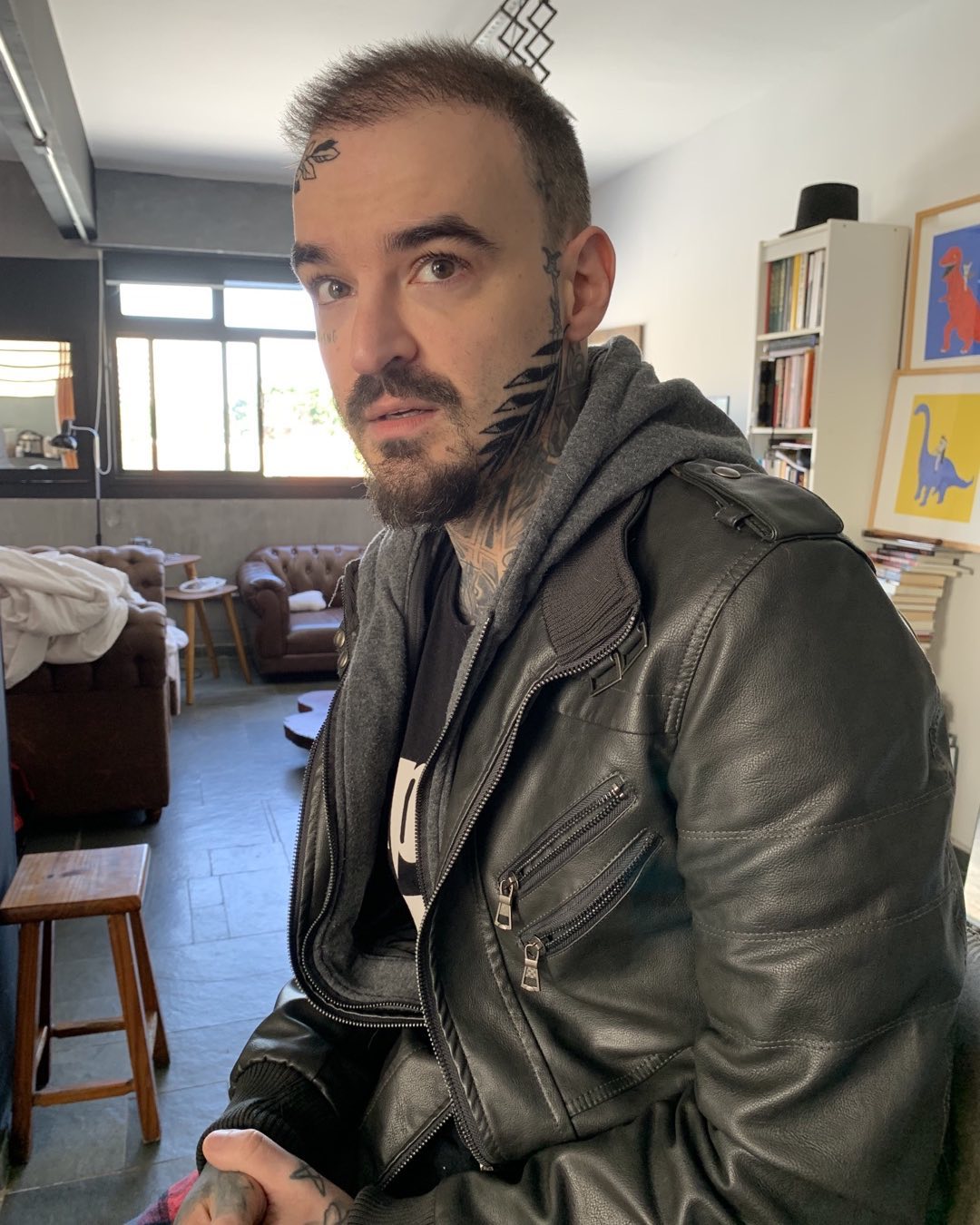 PC Siqueira encontrado morto em casa. Youtuber brasileiro tirou a própria vida à frente da ex-namorada