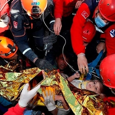 Sismo na Turquia. “Ela sorriu, estava à nossa espera”. Retirada mais uma criança viva dos escombros