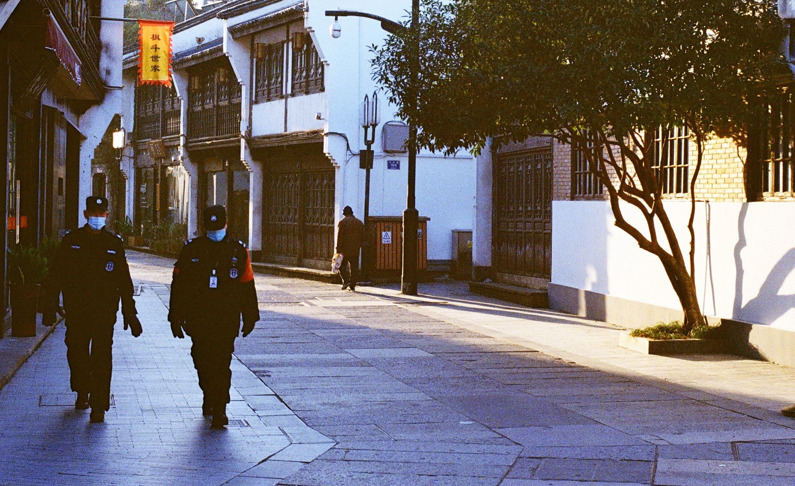 Casal chinês reencontra filho 14 anos após o seu desaparecimento. Veja o vídeo do momento
