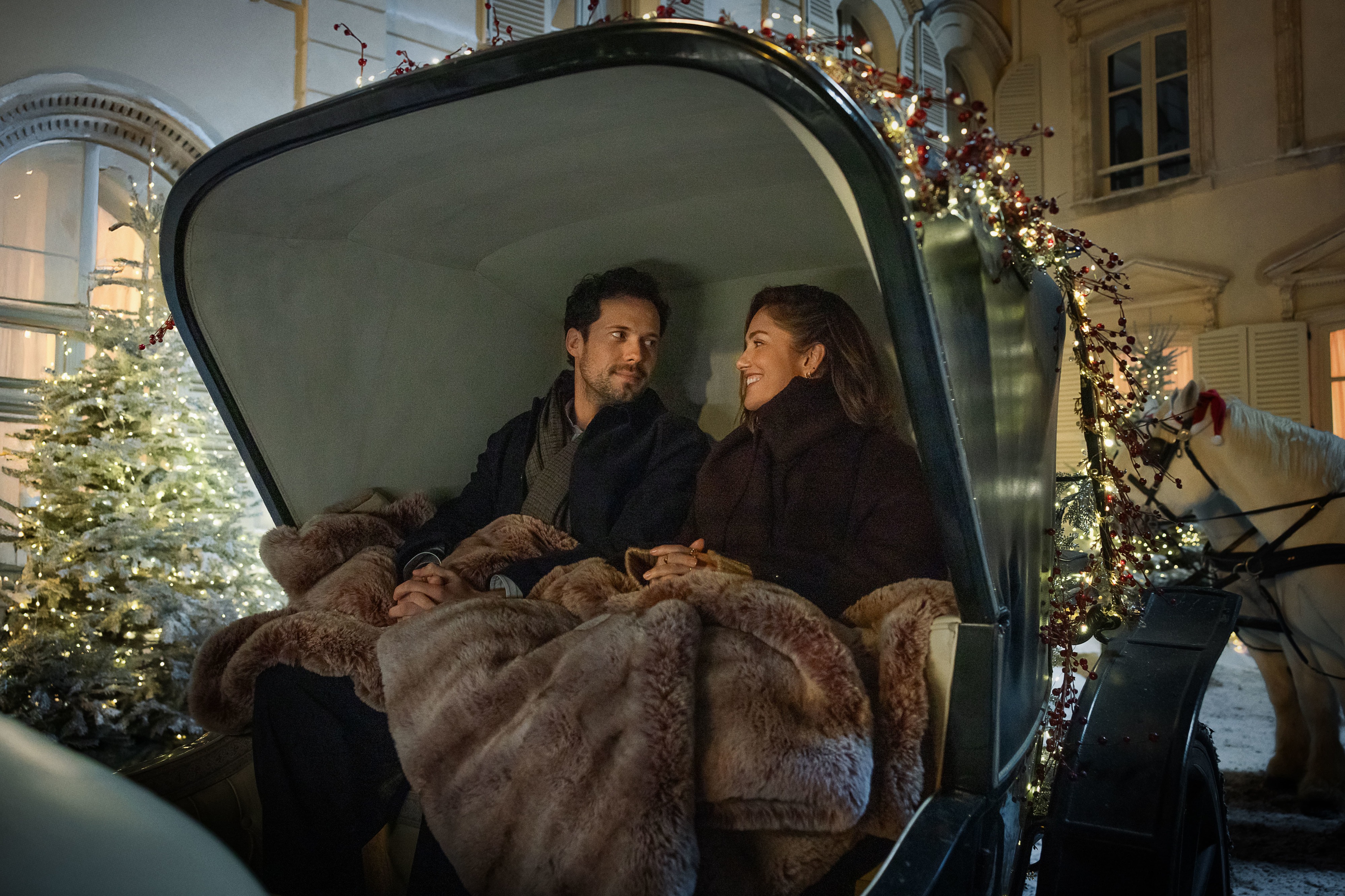 Já chegou à Netflix a comédia romântica perfeita para entrar no espírito natalício. Saiba do que falamos