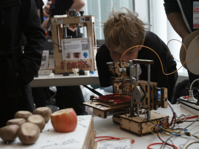 Maria Leal muda de visual e é comparada a Miley Cyrus