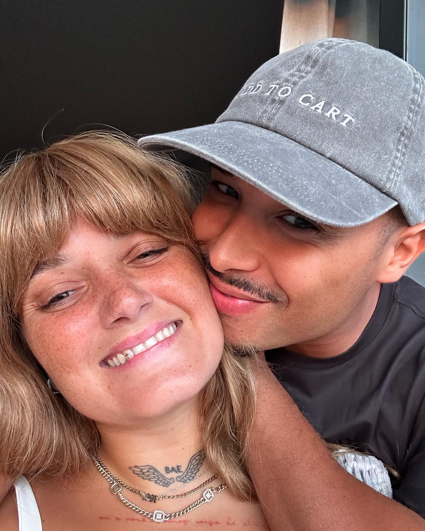 Carolina Deslandes faz anos, mas foi o namorado que recebeu uma declaração de amor. “Não gosto dele, amo-o”