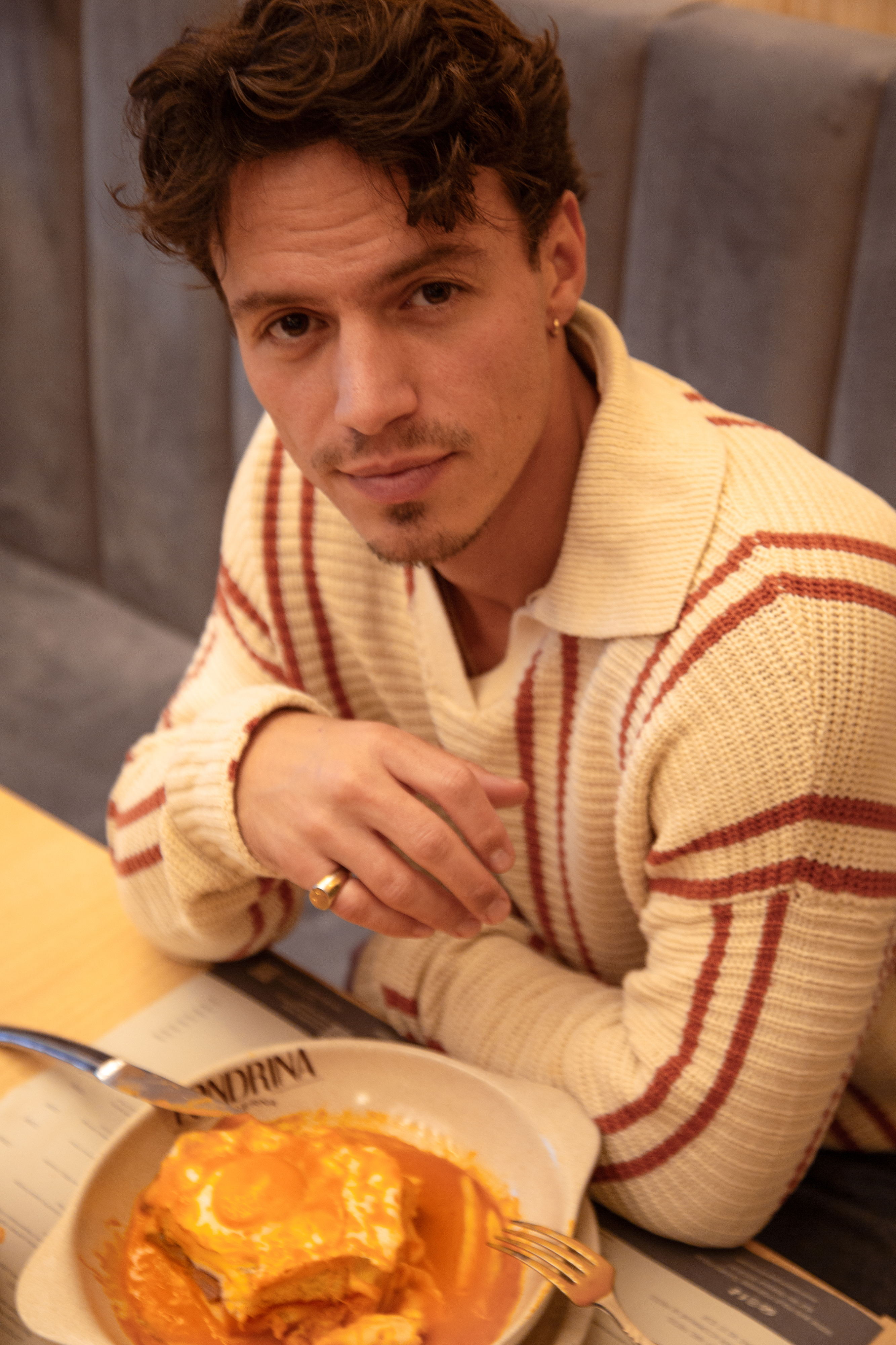 Taberna Londrina abre restaurante em França — e este ator de “Emily in Paris” já se rendeu às francesinhas