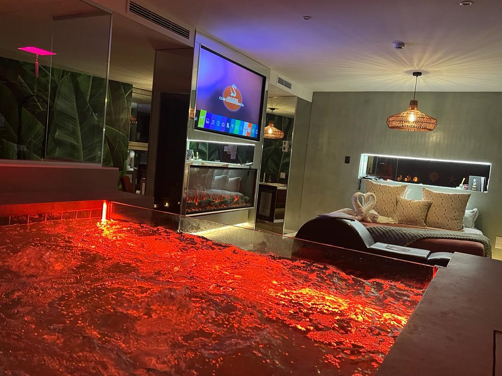 Esqueça o cinema ou o jantar. Passe o Dia dos Namorados num motel (com jacuzzi e tudo)