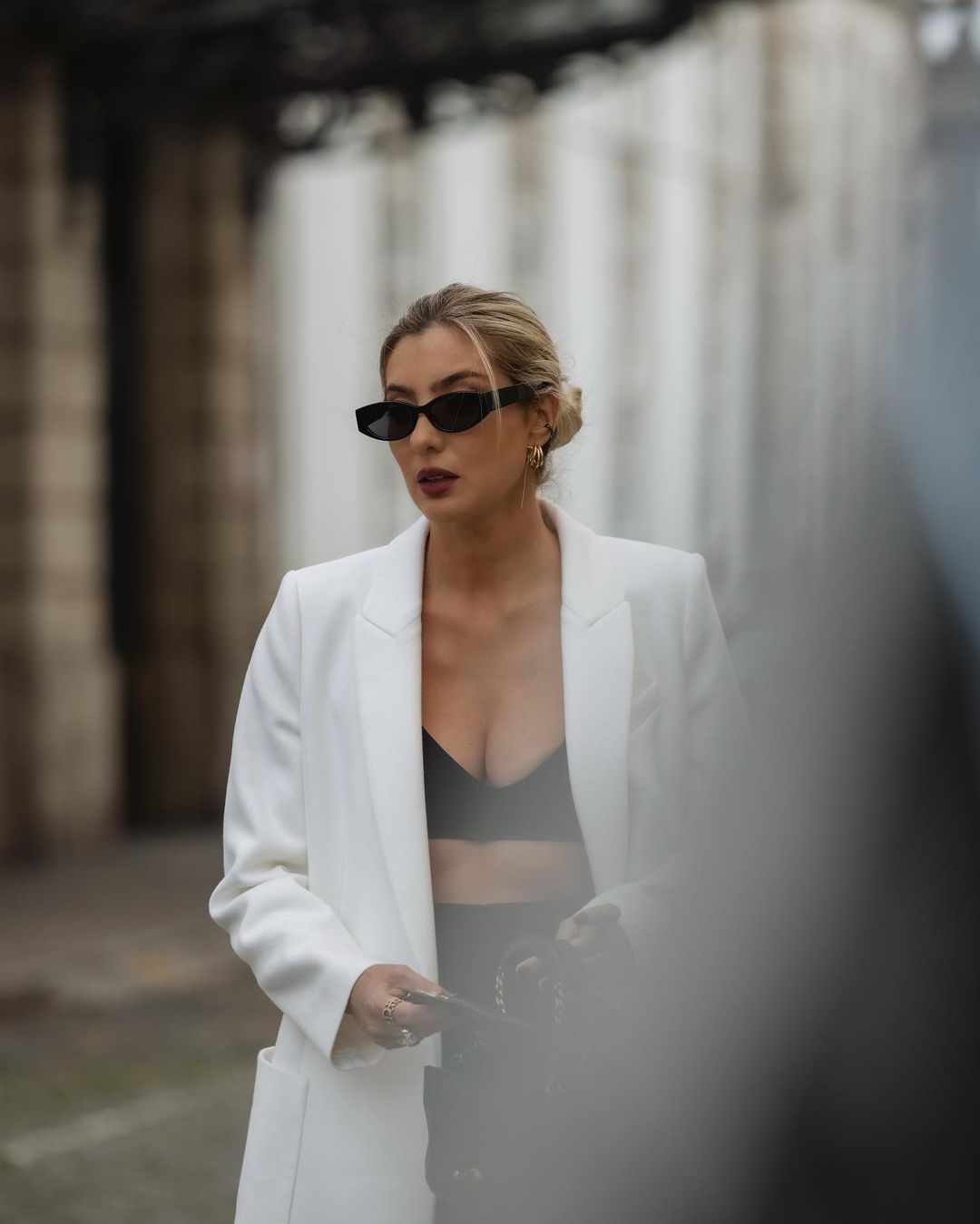 Estamos oficialmente apaixonados por este casaco branco de Mariana Machado