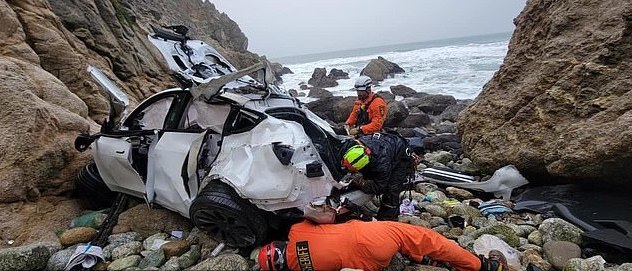 Homem atira intencionalmente com o carro de um penhasco com a mulher e os filhos no interior