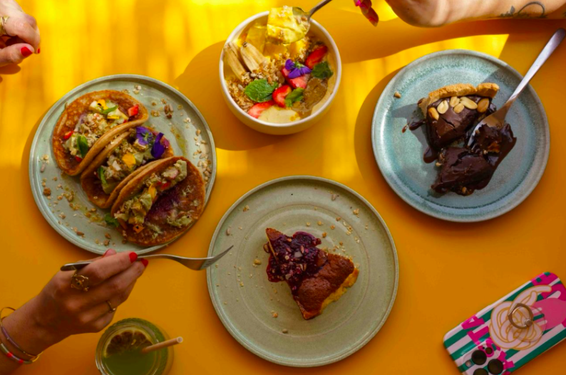 Pegue na sua bestie e vão pôr a conversa em dia neste café onde há brunch a todas as horas e todos os dias