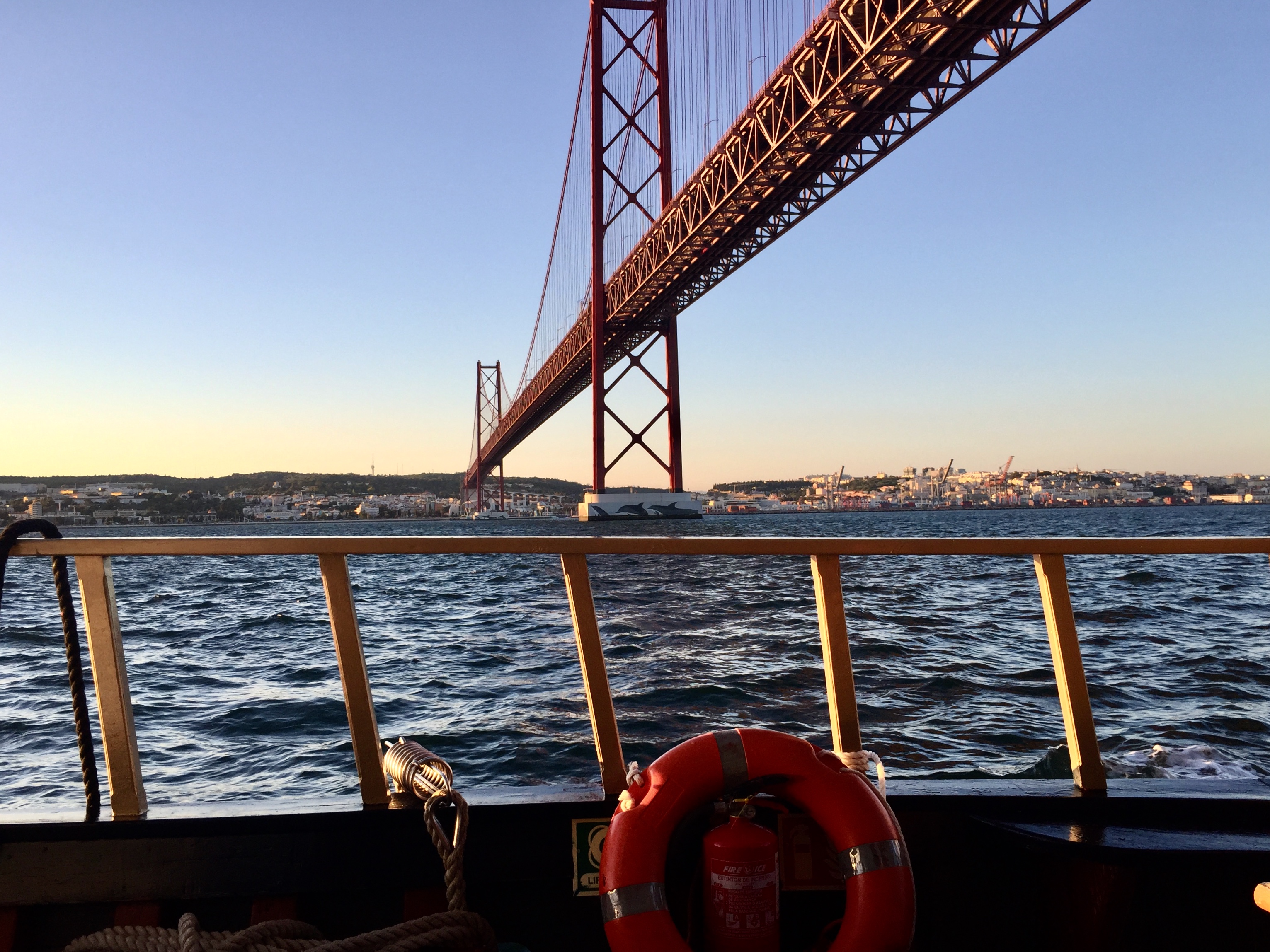 Eis o plano perfeito para o fim de semana: um passeio de barco no Tejo, com direito a gin