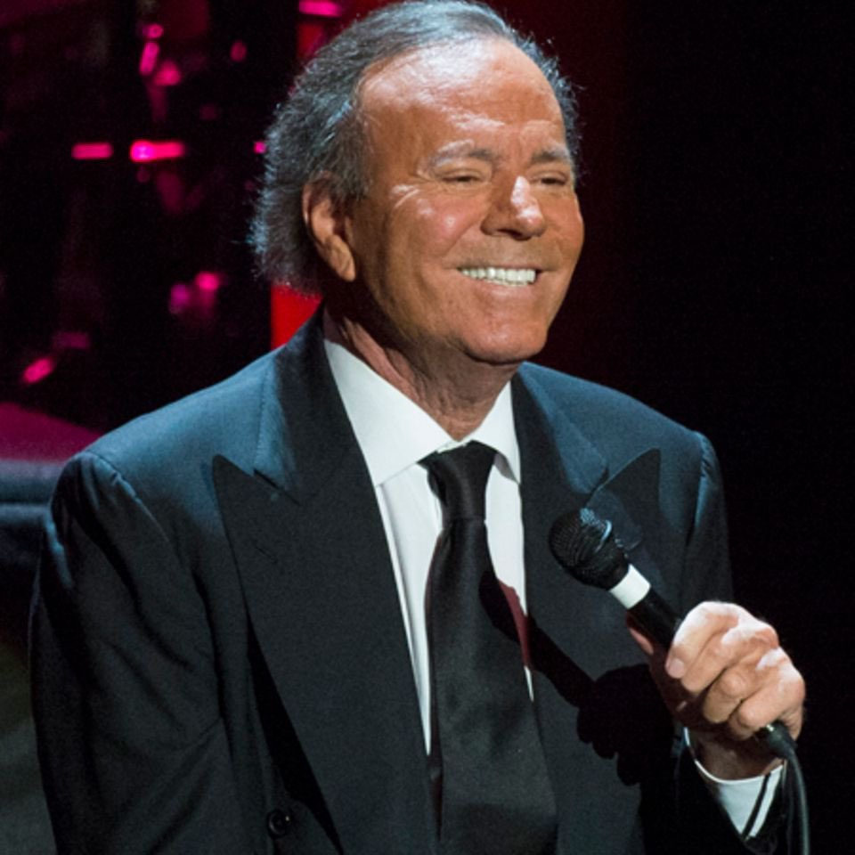 Julio Iglesias reage a acusações de agressão sexual e publica mensagens privadas. Leia o que dizem