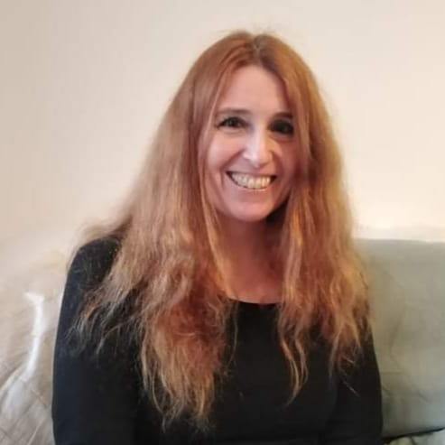 Mãe permite que as filhas de 6 e 9 anos lhe digam “vai-te f**der” e acha isso saudável (mas só em casa)