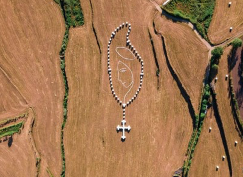 O terço gigante que foi criado em Arouca para rezar pelas vítimas de COVID-19 e que se vê do céu