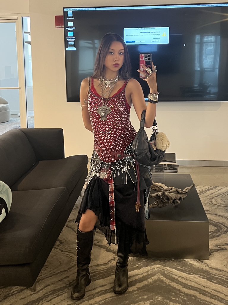 Mulher de 21 anos recusa-se a vestir roupas “aborrecidas” no escritório. Veja os looks que causaram polémica