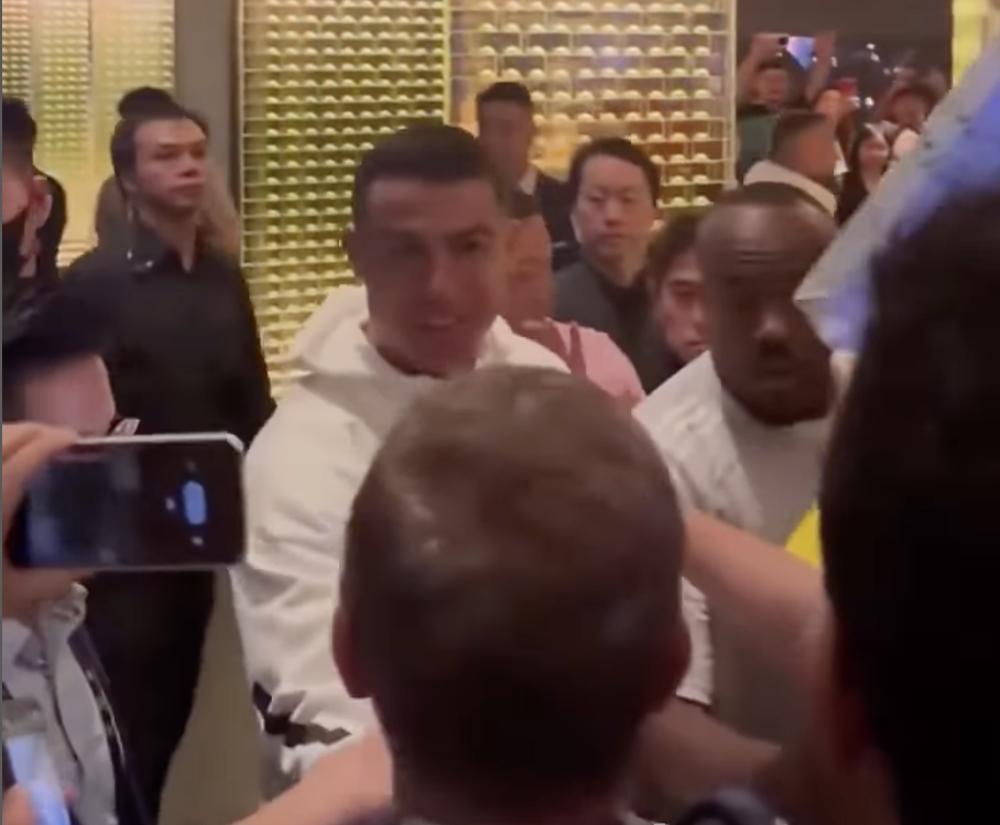 Cristiano Ronaldo incrédulo quando encontra por acaso João Baião em Hong Kong. Veja o vídeo