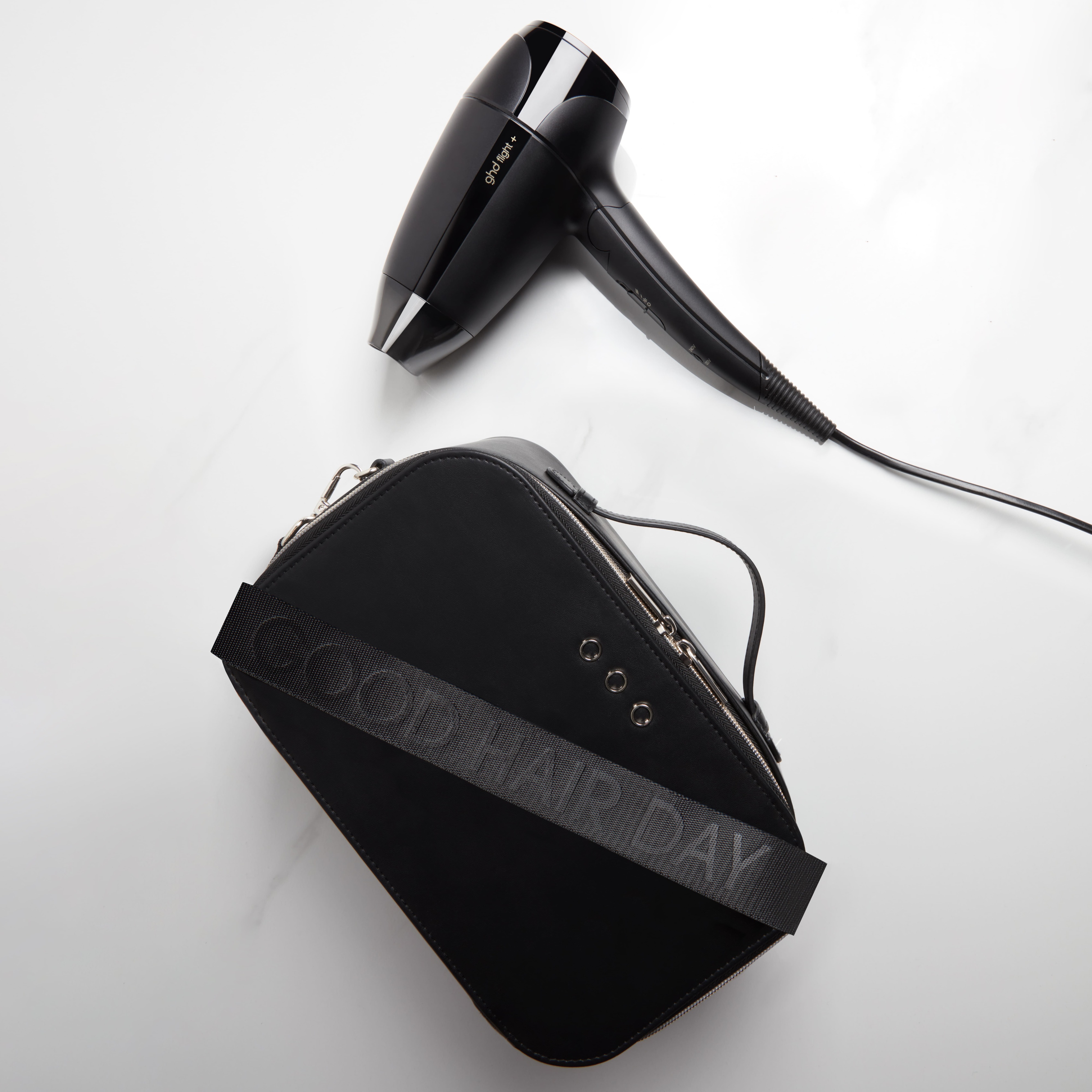 O tamanho não é tudo, e este potente secador é prova disso. Saiba tudo sobre este parceiro de looks perfeitos