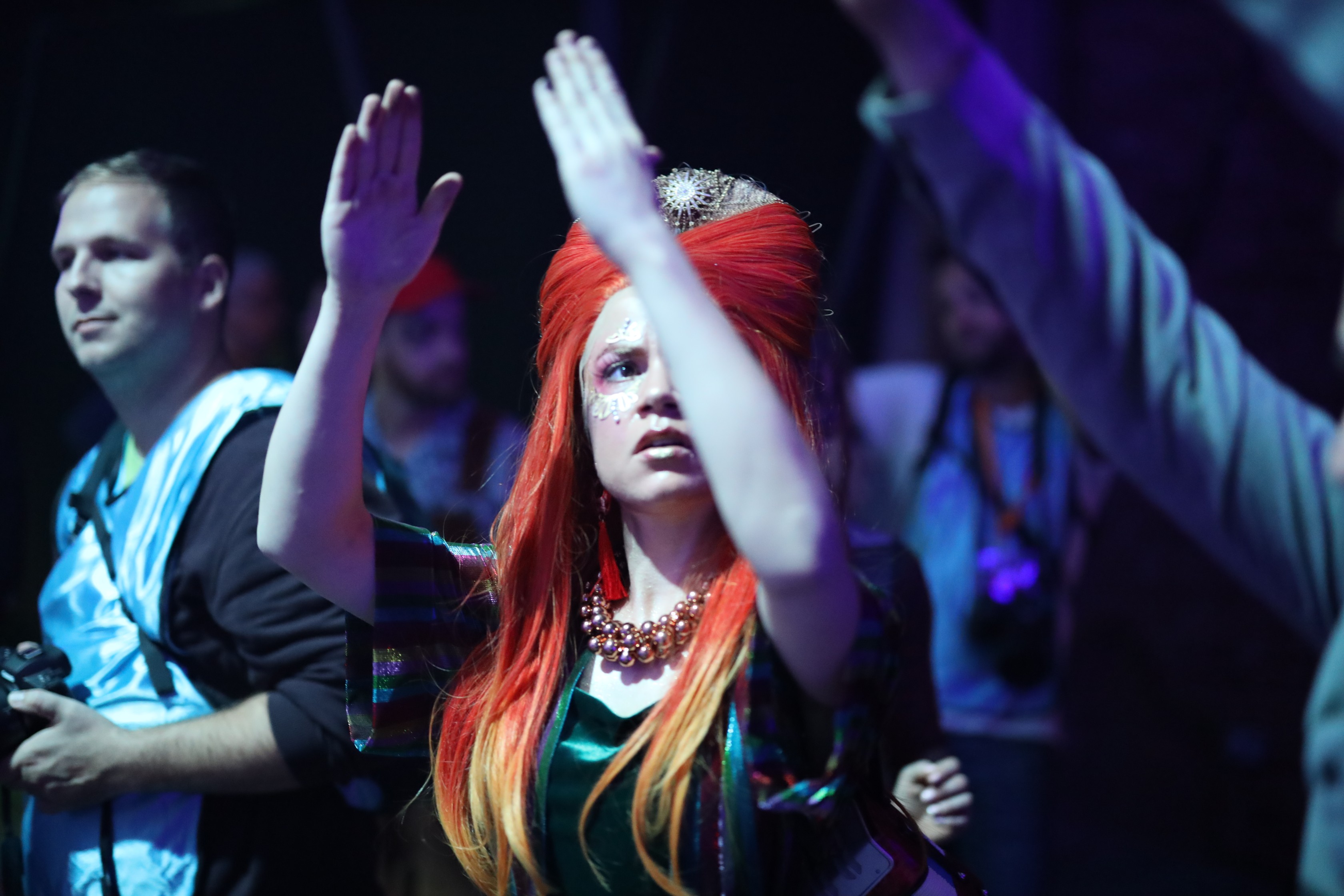 Já não precisa de esconder a sua mola de cabelo — a tendência voltou a estar na moda