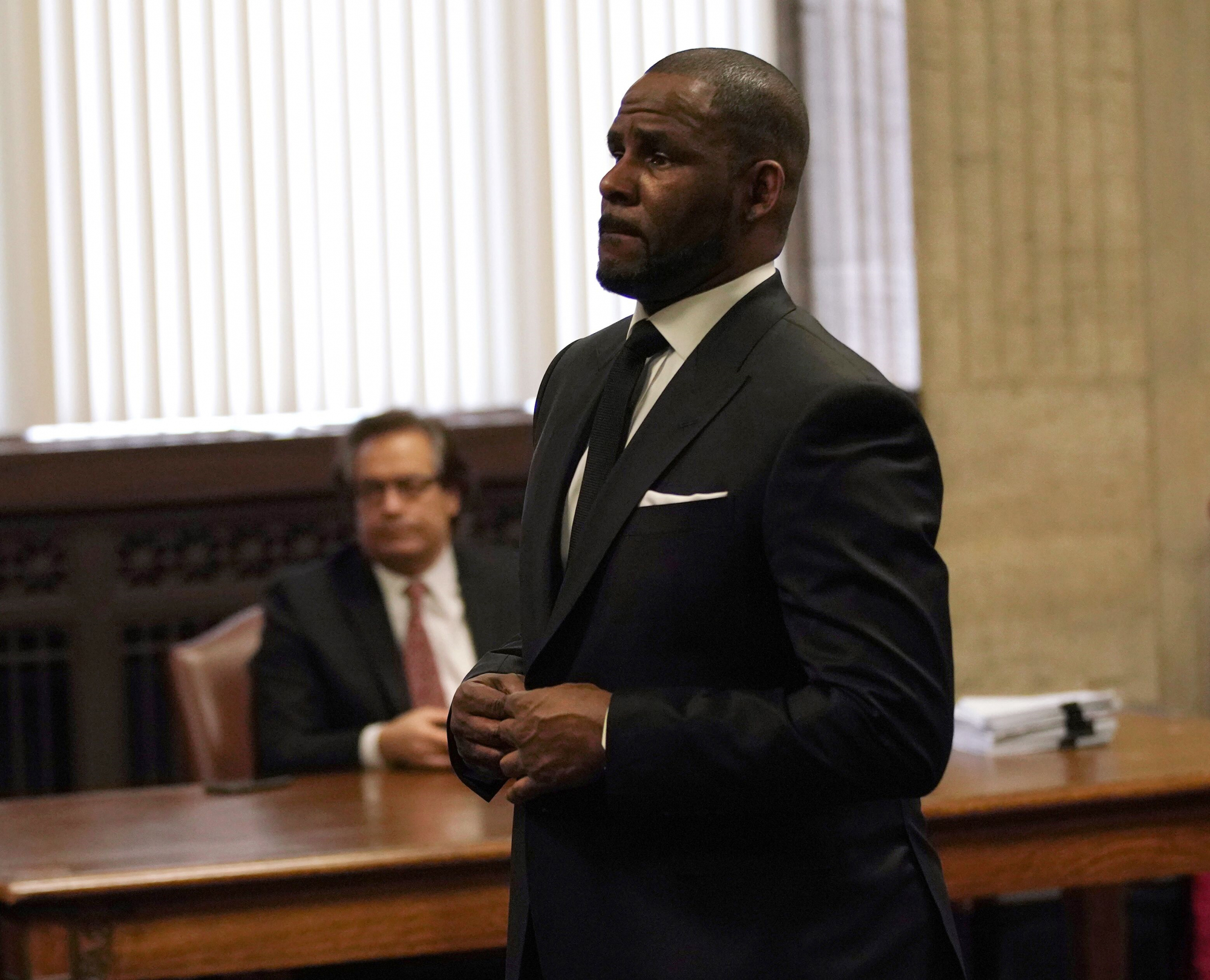 24 broncas e alegados abusos de menores imputados ao cantor R. Kelly (que está outra vez preso)