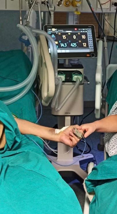 Nem a cama de hospital separa este casal italiano que celebra as bodas de ouro de mãos dadas