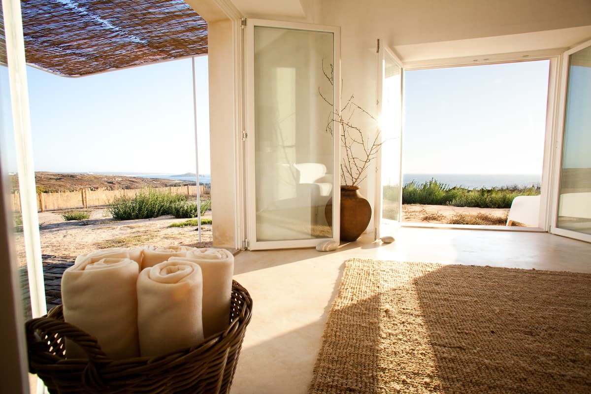 5 casas com vista para o mar para se despedir em grande do verão (a partir de 88€)