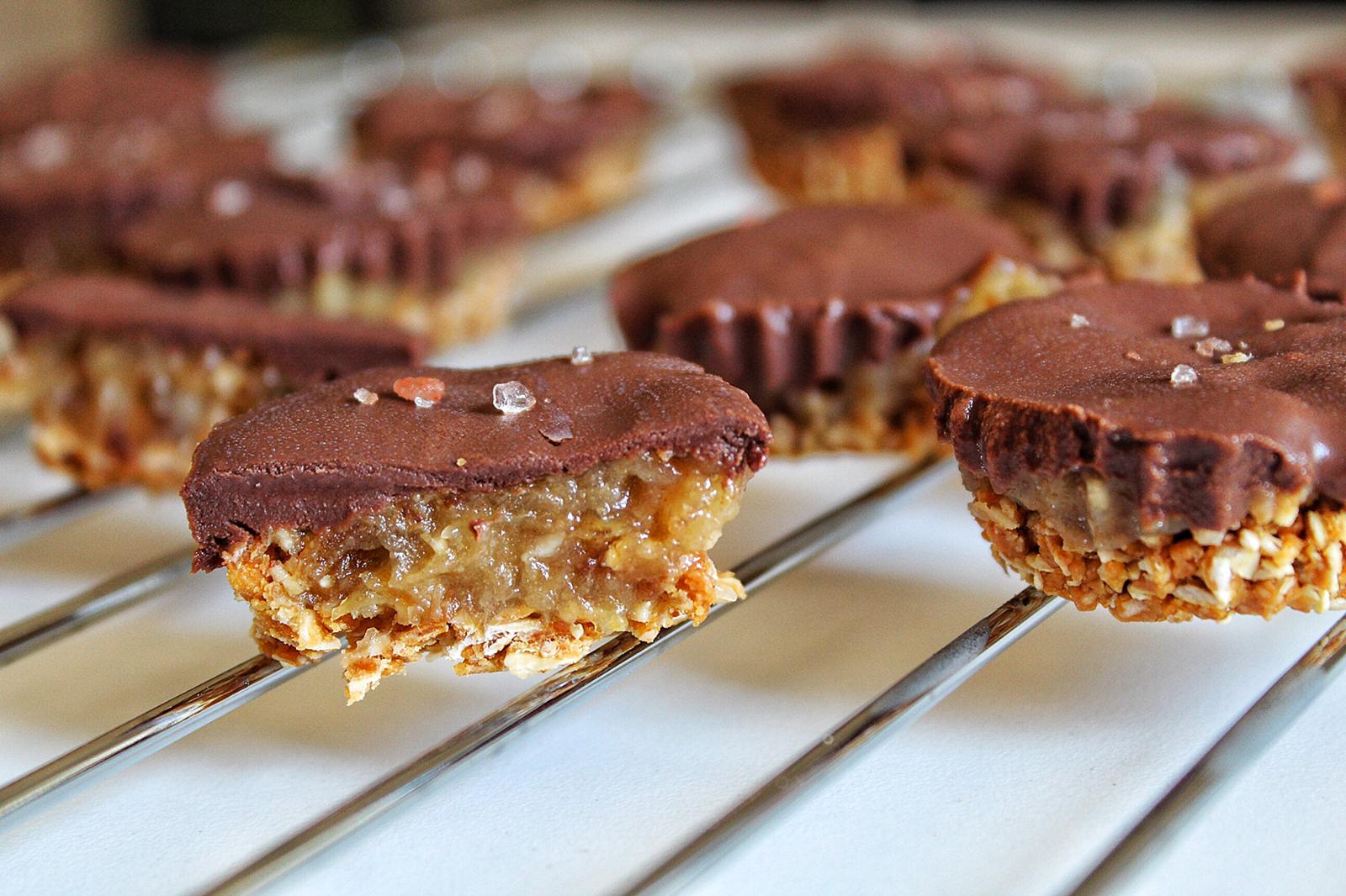 Esta receita de mini “snickers” saudáveis sabe mesmo a Snickers