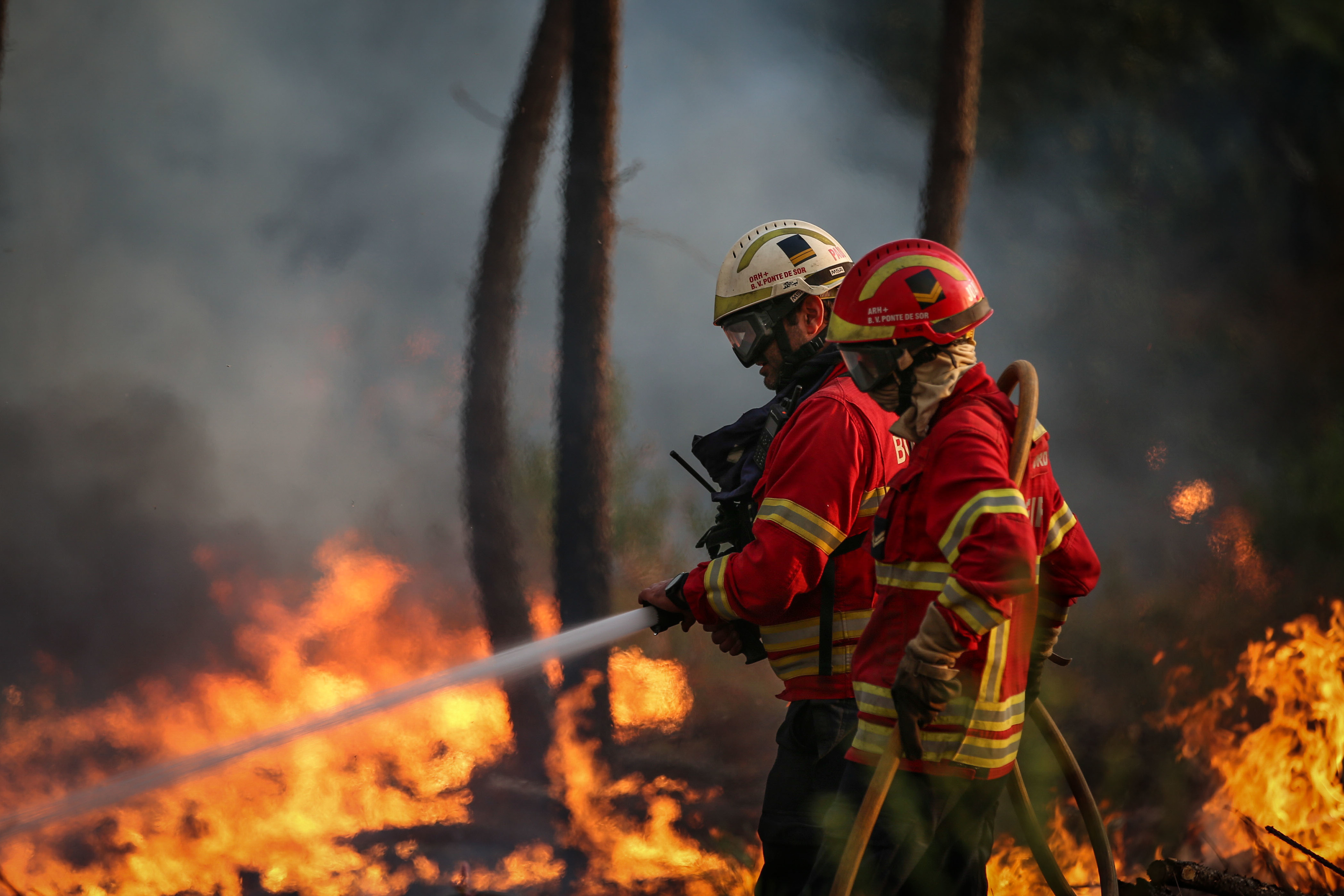 Incêndio perto da estação de comboios de Benfica