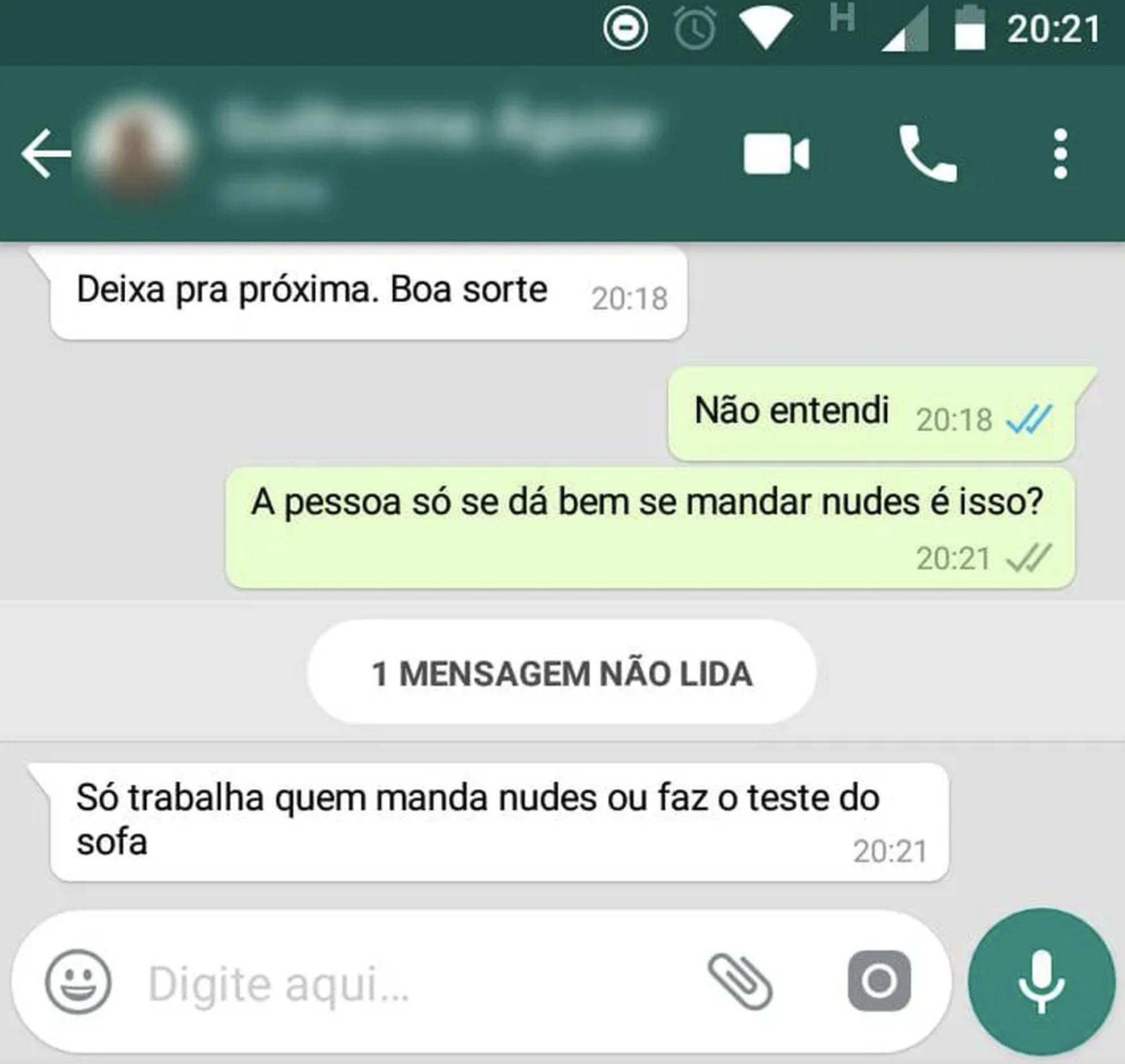 Gerente de centro comercial exige fotos nua a candidata a emprego. Ela gravou as mensagens e denunciou-o