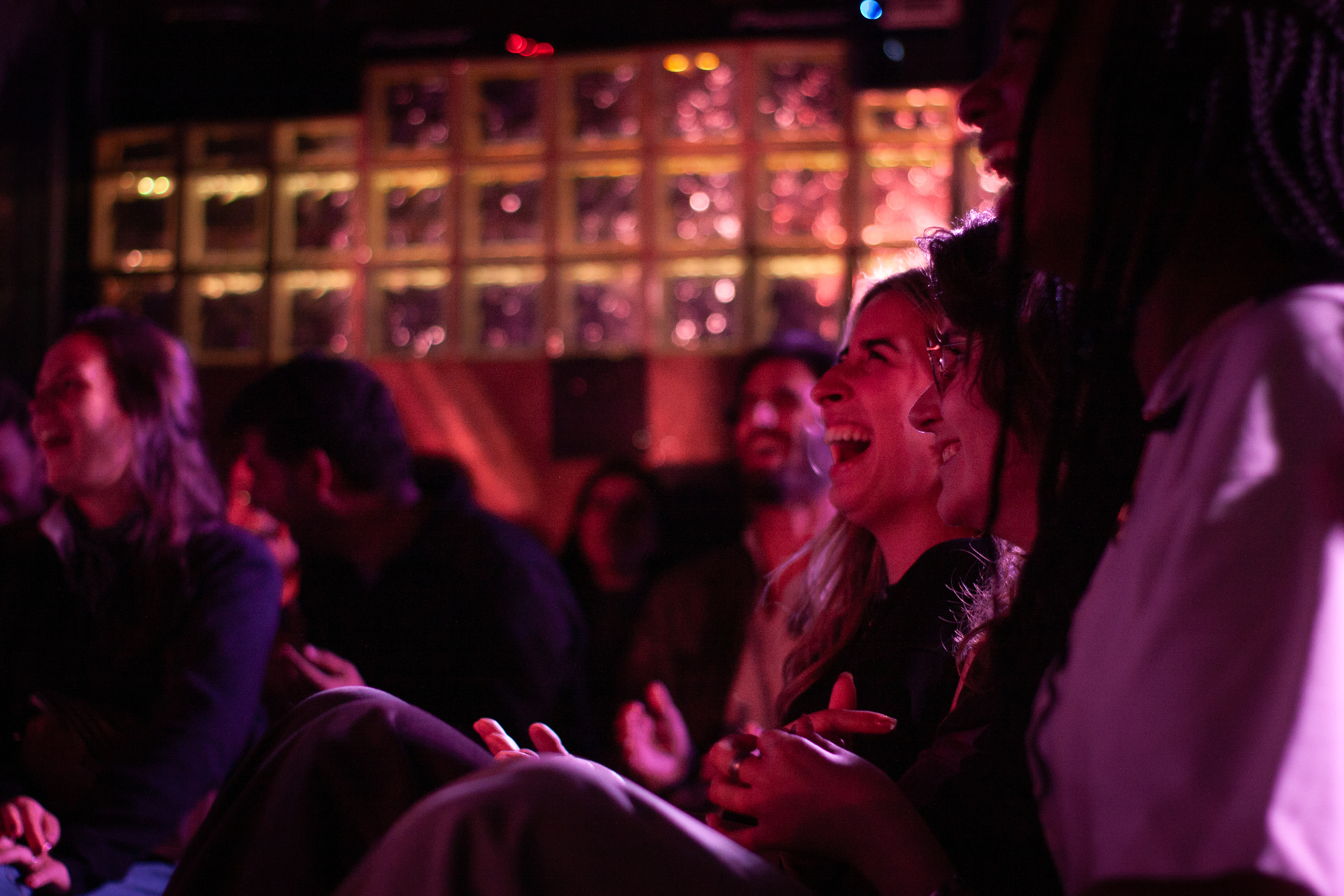 Do drag à comédia. Finalmente Club vai receber noite de stand up. Saiba quando