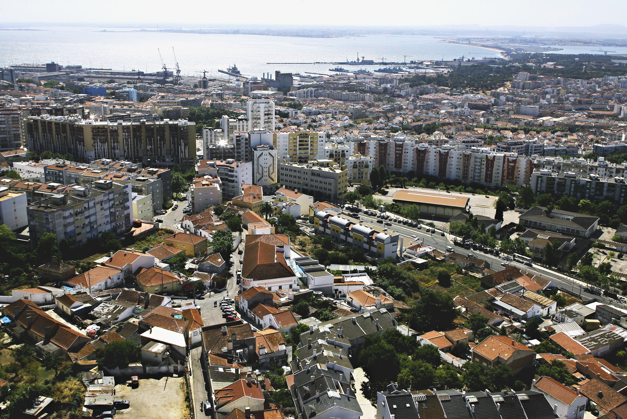 Explosão causa seis feridos ligeiros e "danos consideráveis" num prédio em Almada