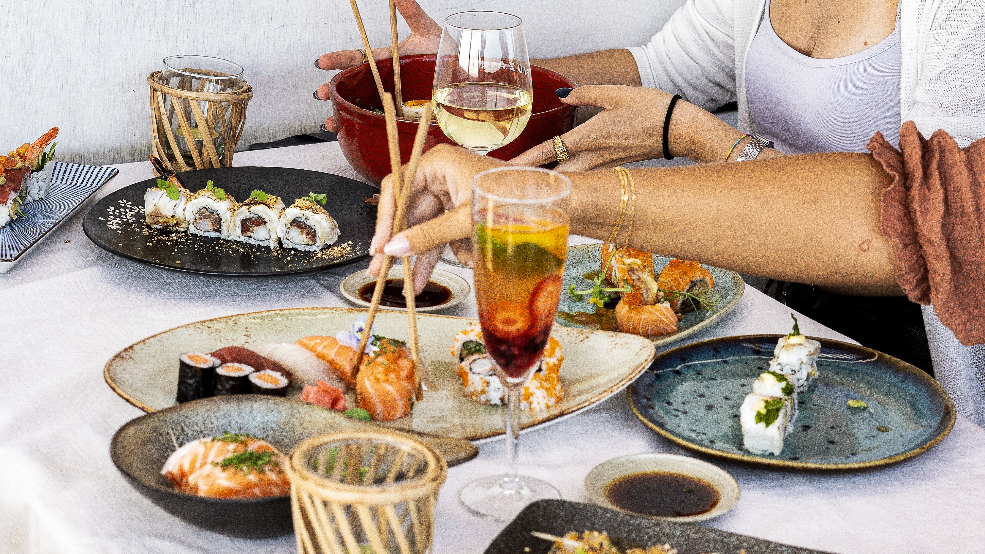 Há amantes de sushi por aí? Este restaurante tem bebidas à borla e descontos (mas por tempo limitado)
