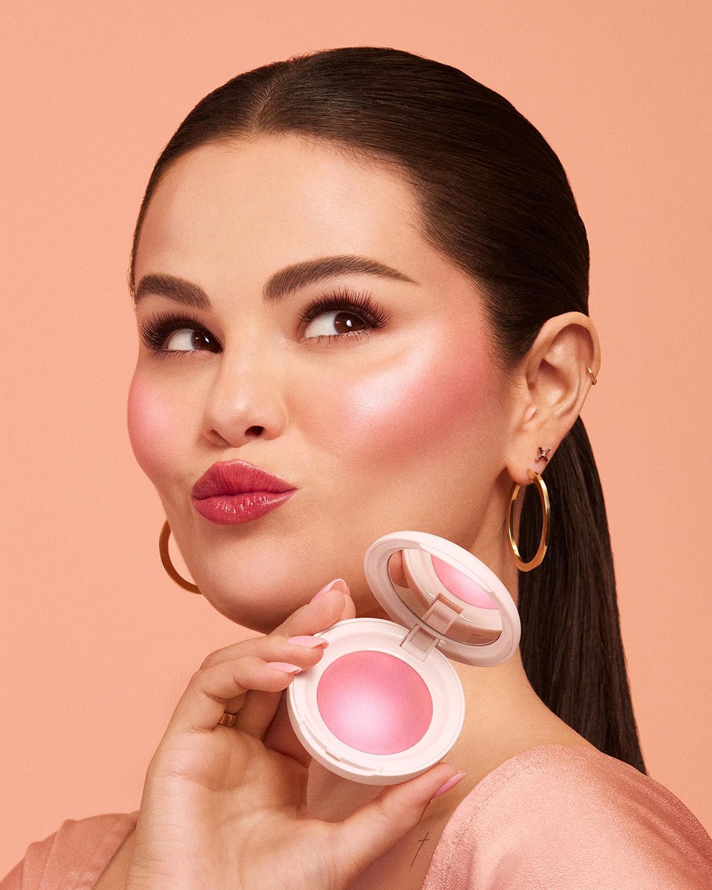 Os novos blushes virais de Selena Gomez já chegaram a Portugal – e deixam-lhe as bochechas rosadas e luminosas