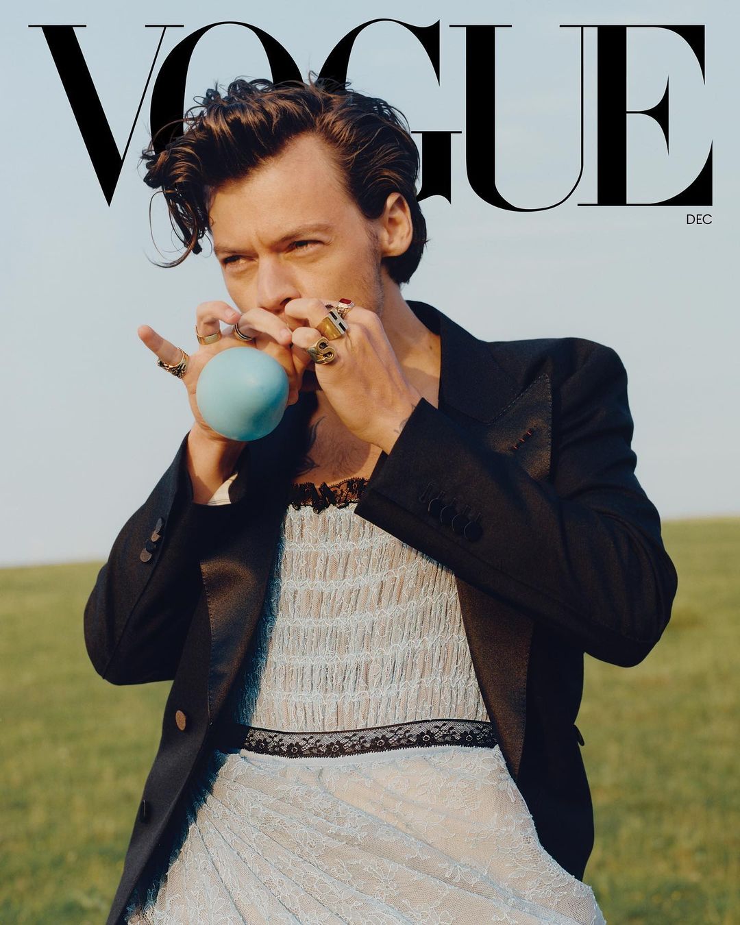 Vogue faz história: Harry Styles é o primeiro homem na capa da revista americana