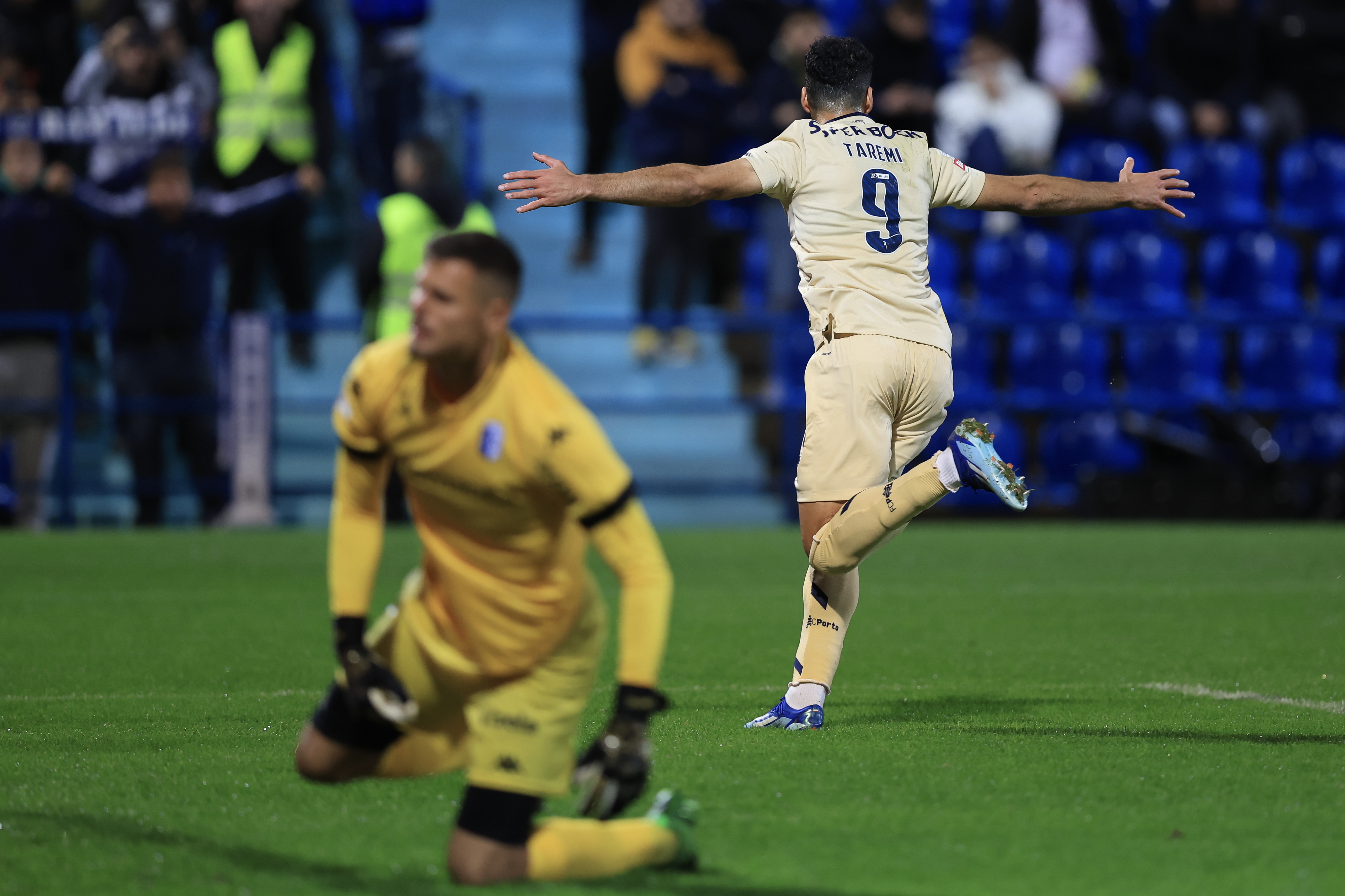 VÍDEO: Taremi adianta o FC Porto em Vizela de penálti