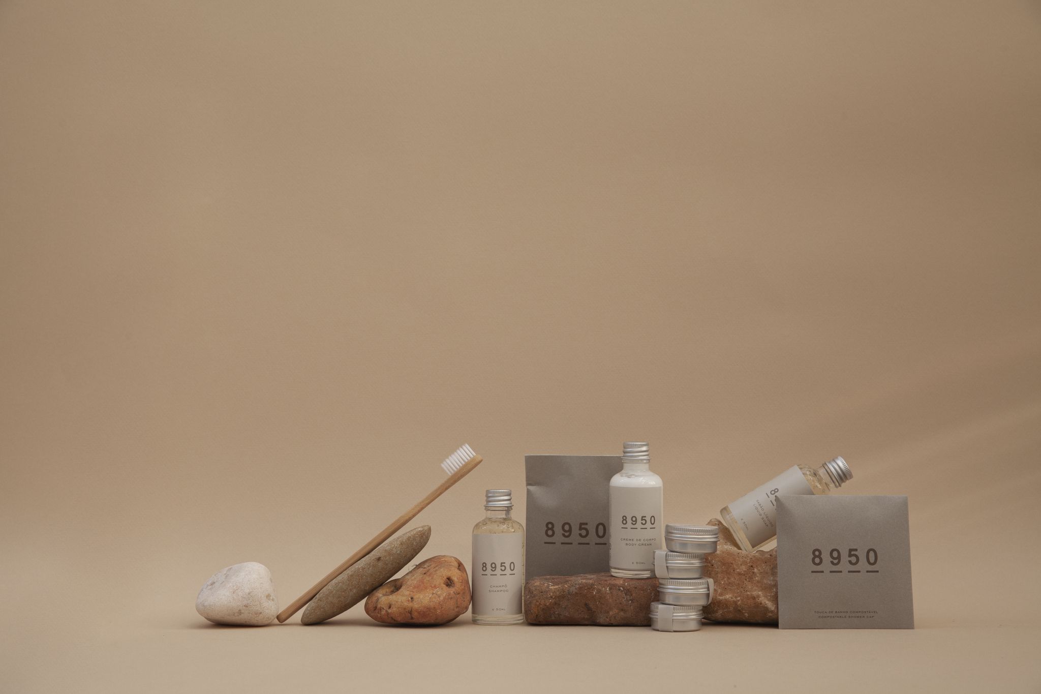 8950. Pode levar estes frasquinhos do hotel sem sentimento de culpa